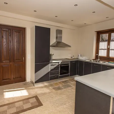 Konukevi Epoches Karpenísion