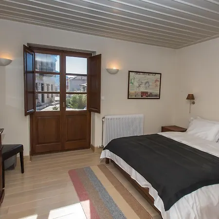 Konukevi Epoches Karpenísion