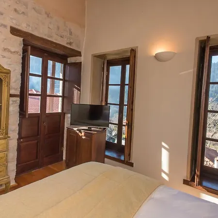 Konukevi Epoches Karpenísion