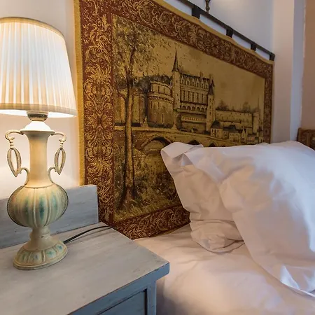 Konukevi Epoches Karpenísion