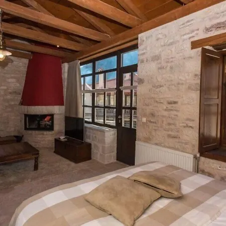 Konukevi Epoches Karpenísion